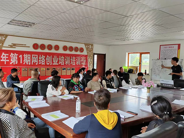 網絡創業培訓班上學員正在認真聽講。