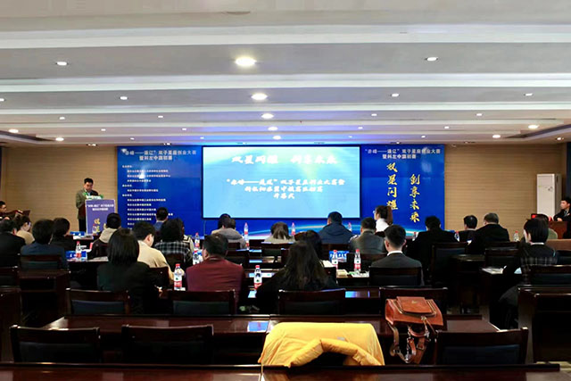 創業大賽現場,參賽選手介紹創業項目。