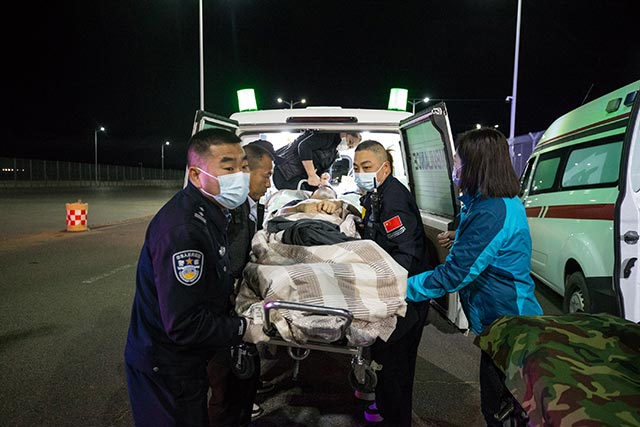 二連出入境邊防檢查站移民管理警察協助救護人員，將患者轉移至中方救護車。