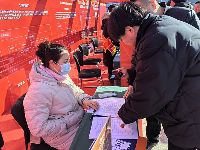 招聘會現場求職者登記基本信息。丁宇華攝