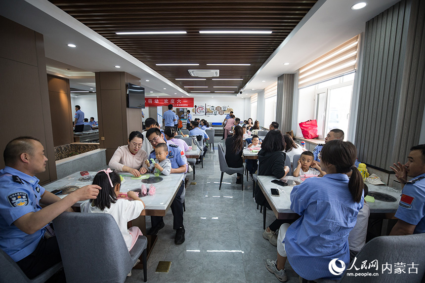 二連出入境邊防檢查站邀請全站民警家屬走進警營開展“童心萌動 歡度六一”為主題的兒童節(jié)慶祝活動。郭鵬杰攝