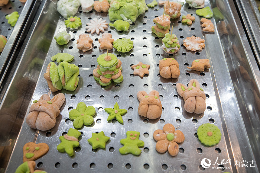 將制作好的面點放進蒸箱。郭鵬杰攝