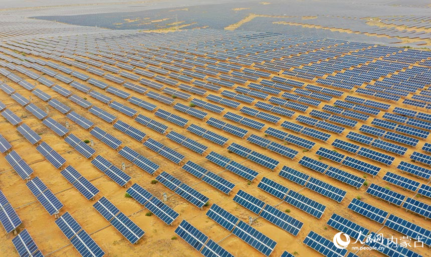 航拍達拉特旗光伏“藍海”。牛天甲攝