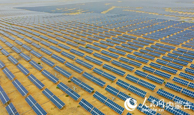 航拍達(dá)拉特旗光伏“藍(lán)海”。牛天甲攝