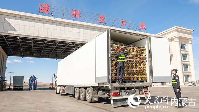 滿洲里邊檢站民警查驗(yàn)出口果蔬貨車。李發(fā)春攝