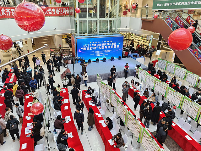 “春風行動”大型專場招聘會現場。徐文博攝