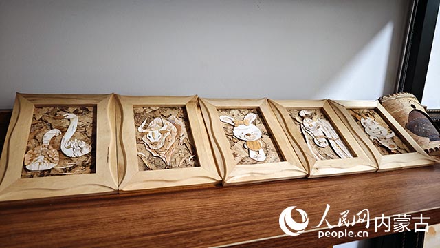 蘇殿政制作的樹皮畫作品。