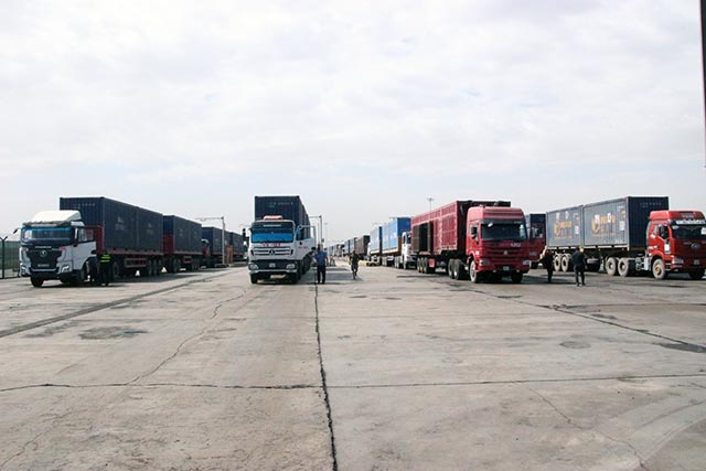 正在通關的車輛。吳松林攝