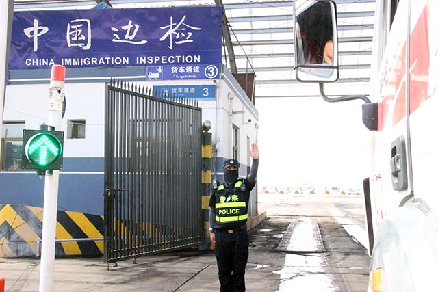 執勤中的民警。吳松林攝