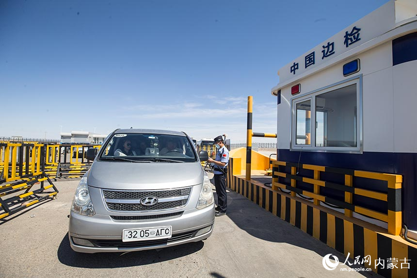 二連出入境邊防檢查站移民管理警察為入境車輛辦理通關(guān)手續(xù)。郭鵬杰攝