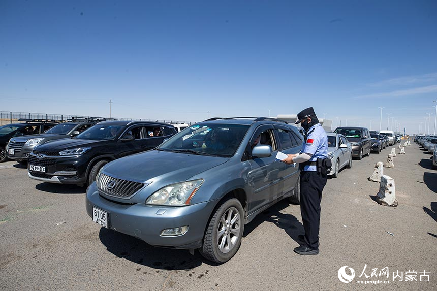 二連出入境邊防檢查站移民管理警察快速驗放通關車輛。郭鵬杰攝