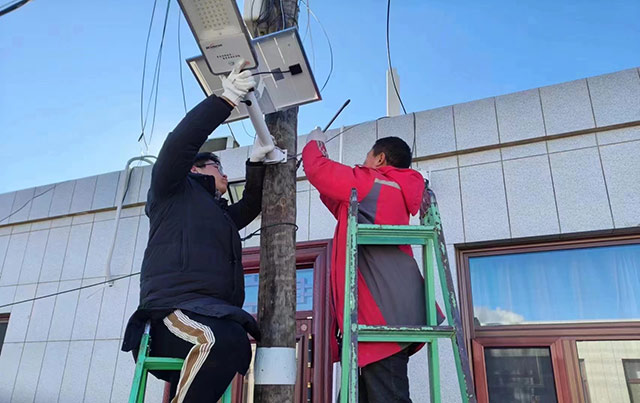 工人為平房區安裝小夜燈。米小娟攝