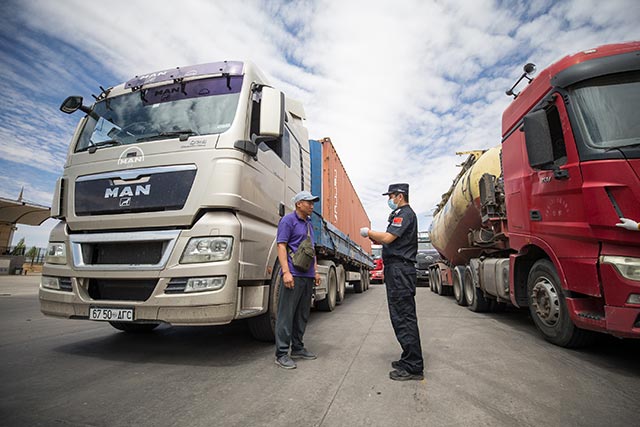 二連出入境邊防檢查站執勤民警為貨車司機辦理通關手續。