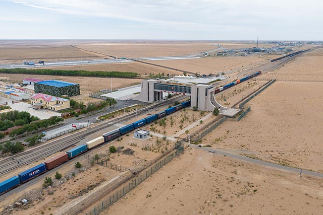 一列中歐班列在完成邊防檢查后駛出二連浩特國門。