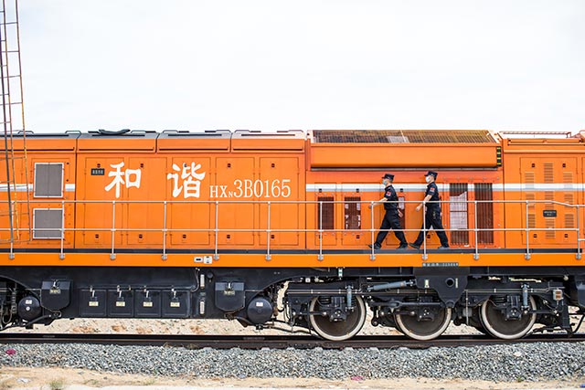 二連出入境邊防檢查站執勤民警對出境中歐班列進行車體檢查。