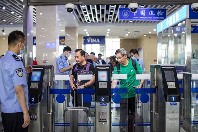 旅客從二連出入境邊防檢查站快捷通道辦理入境通關手續。