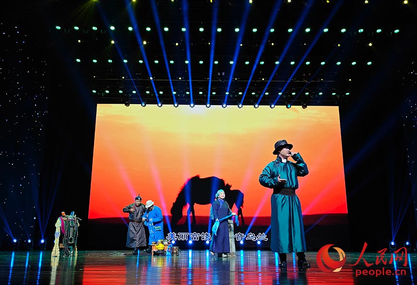 錫林郭勒盟文聯(lián)選送《我的家鄉(xiāng)巴音烏蘭》。人民網(wǎng)記者-苗陽攝