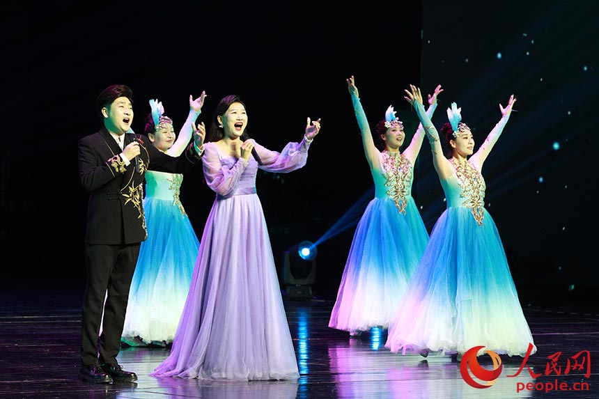 烏海市文聯(lián)選送《來沙漠看海》。畢力格攝