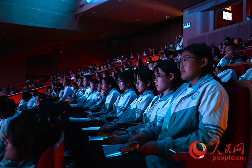 觀眾正在欣賞比賽。人民網(wǎng)記者 劉藝琳攝