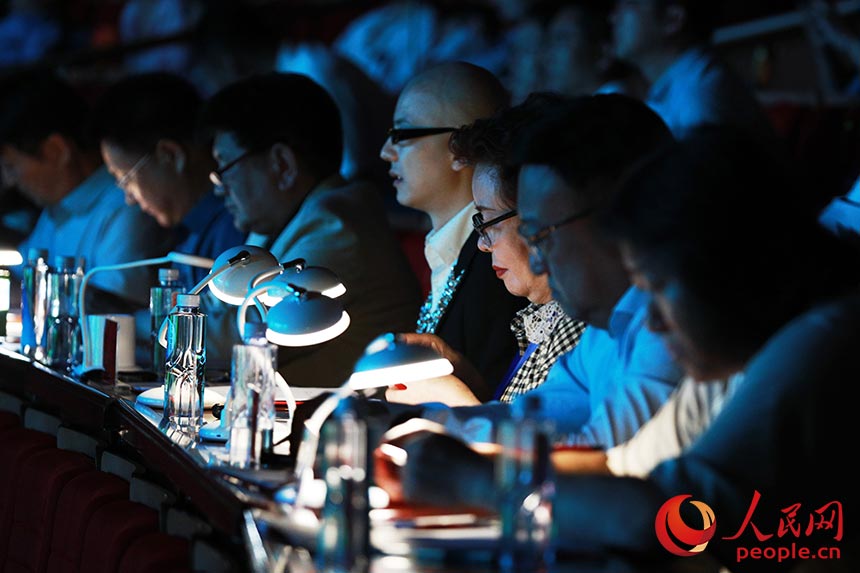 評委現(xiàn)場打分。畢力格攝