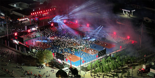 在璀璨奪目的煙花秀中全場觀眾邁著歡快的舞步,伴隨著音樂走入球場。鄂托克前旗融媒體中心供圖