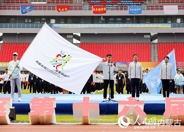 現場宣誓。 實習生 谷曉雪攝