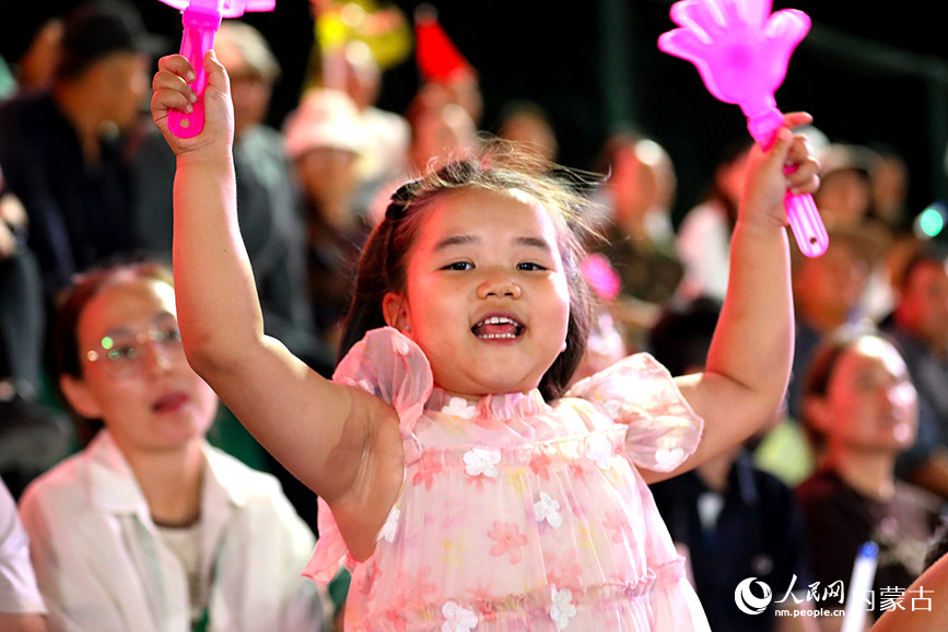 小觀眾為球員加油。人民網記者 李睿攝