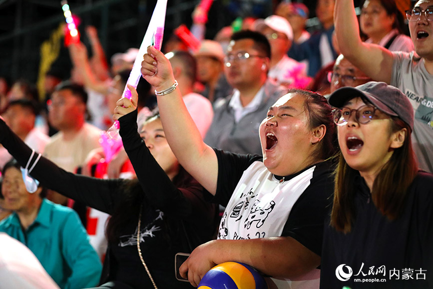 球迷為場上球員加油。人民網記者 李睿攝