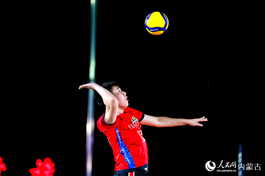 扣殺。人民網(wǎng)記者 李睿攝