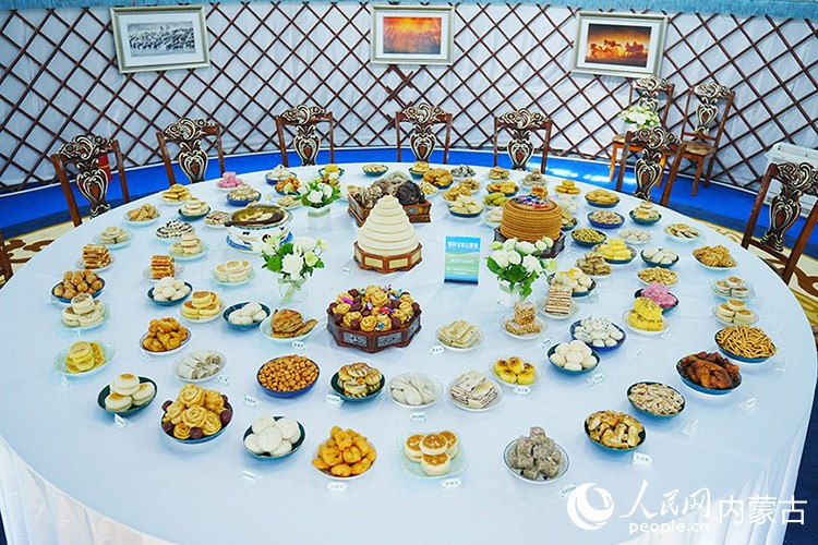 錫林郭勒早茶。人民網(wǎng)記者 齊浩男攝