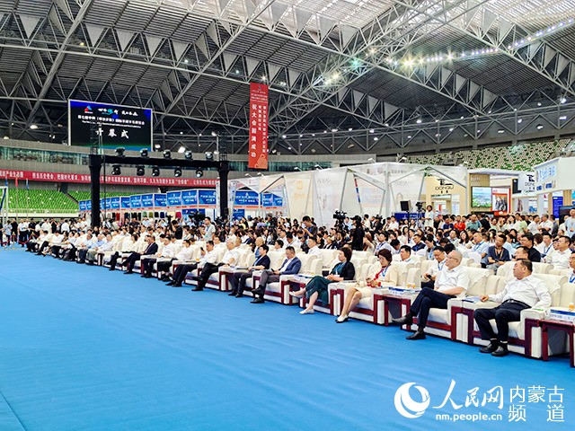 第七屆中國(鄂爾多斯)國際羊絨羊毛展覽會開幕式現場。人民網記者 白建平攝