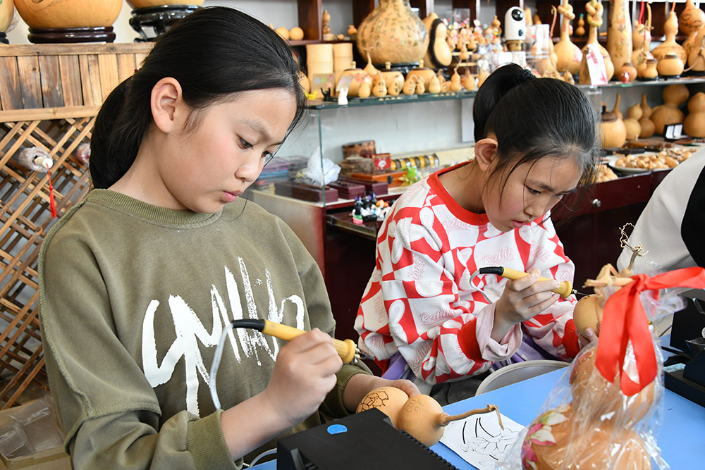 東達(dá)山度假村游客體驗(yàn)葫蘆燙畫制作