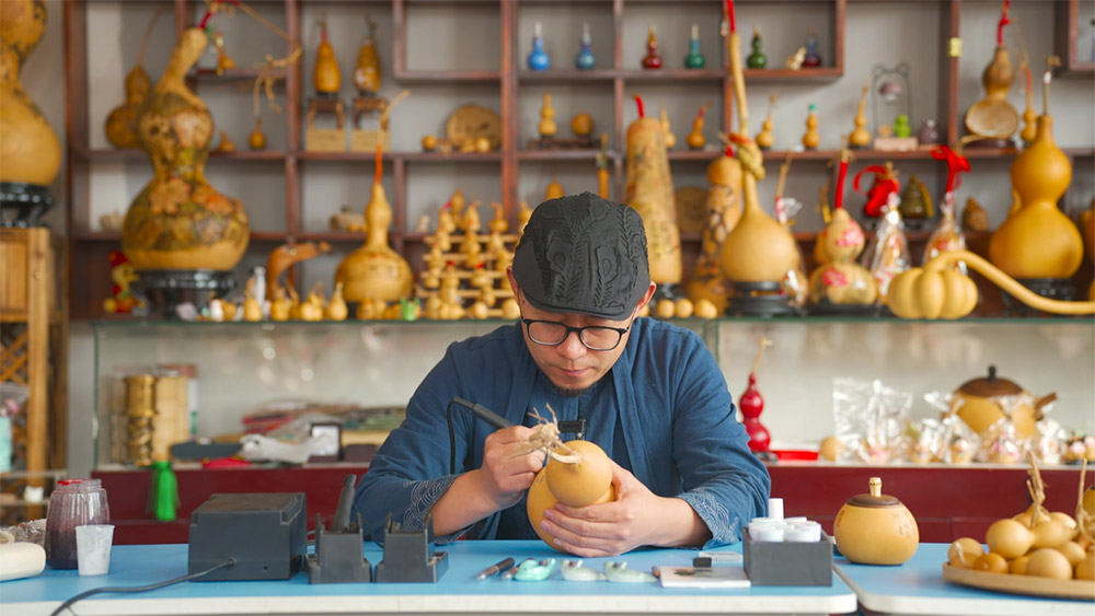 傳承人正在進(jìn)行葫蘆燙畫制作