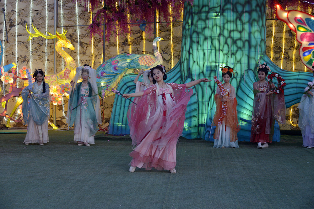 花圪臺(tái)國(guó)際露營(yíng)區(qū)華服表演