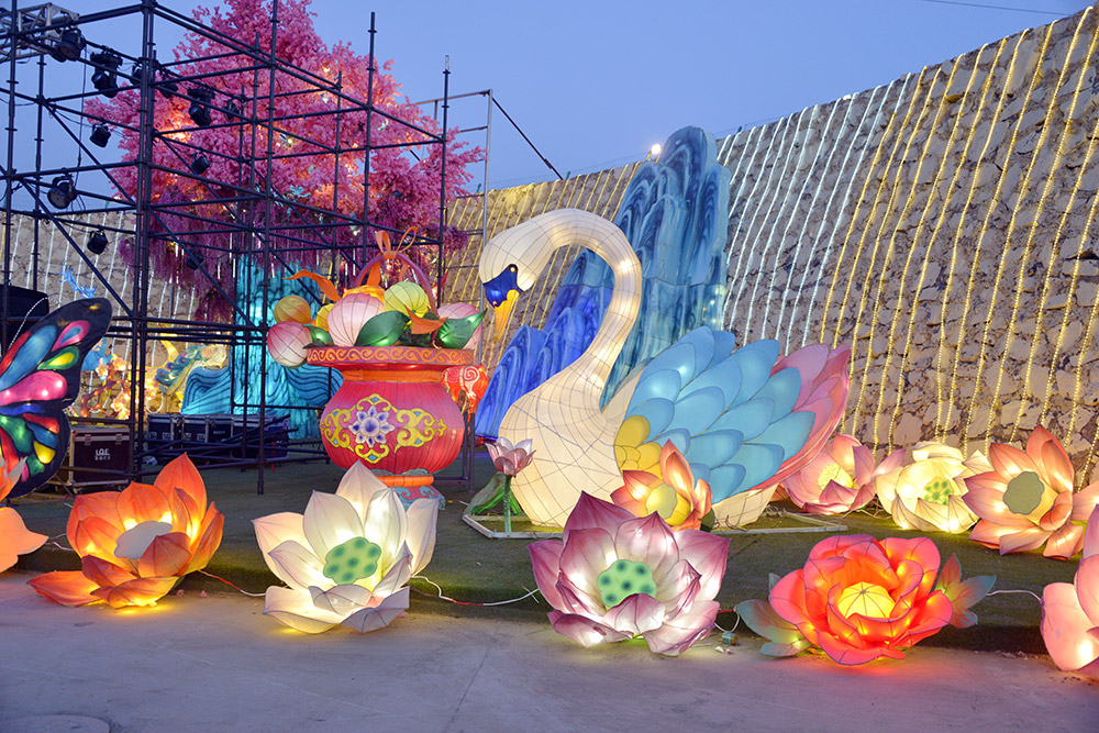 花圪臺(tái)國(guó)際露營(yíng)區(qū)花燈展示