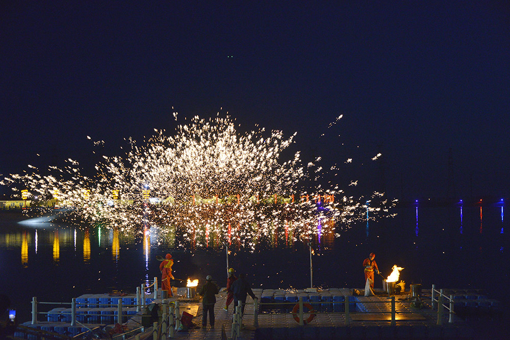 花圪臺(tái)國(guó)際露營(yíng)區(qū)打鐵花表演