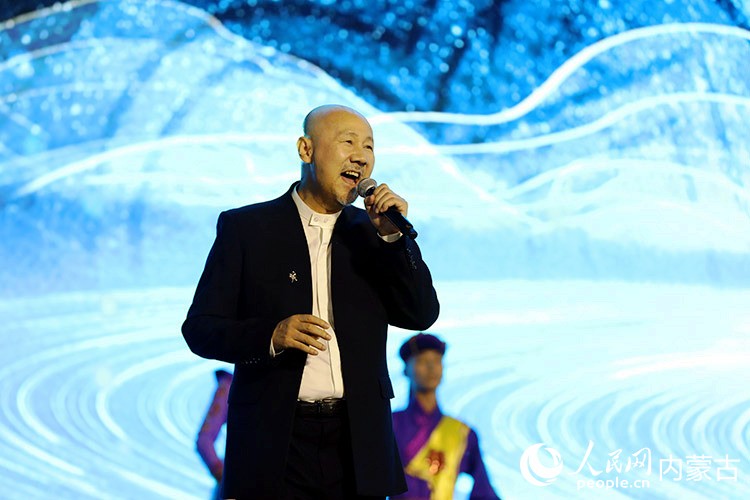 著名歌手騰格爾傾情獻(xiàn)唱。人民網(wǎng)記者 齊浩男攝