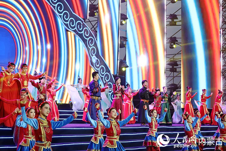 開幕式現(xiàn)場(chǎng)演出。人民網(wǎng)記者 齊浩男攝