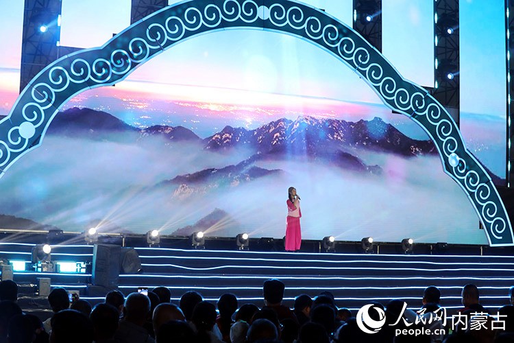 開幕式現(xiàn)場(chǎng)演出。人民網(wǎng)記者 齊浩男攝