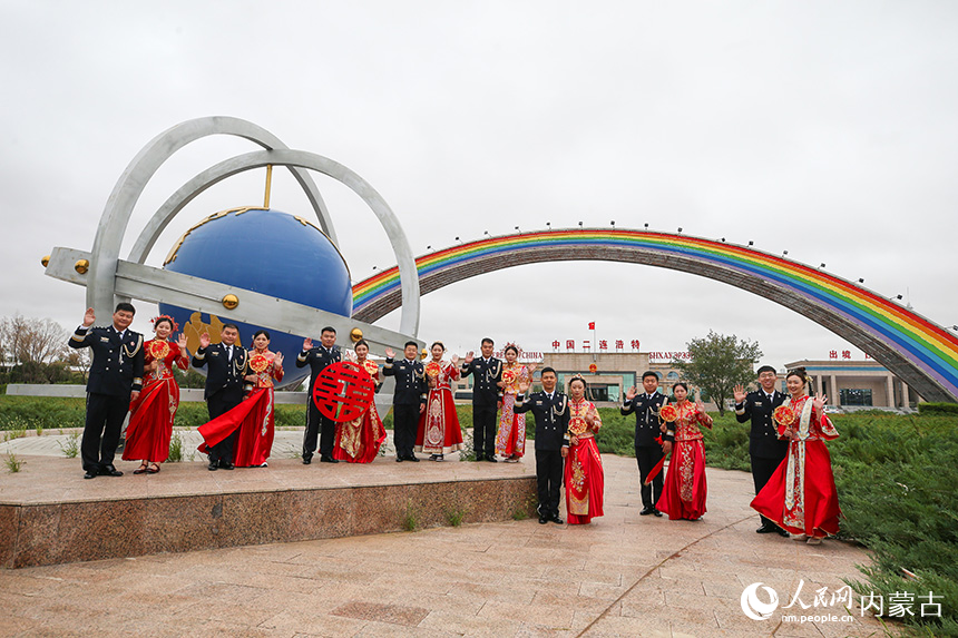 8對新人在七彩虹橋下甜蜜合影。郭鵬杰攝