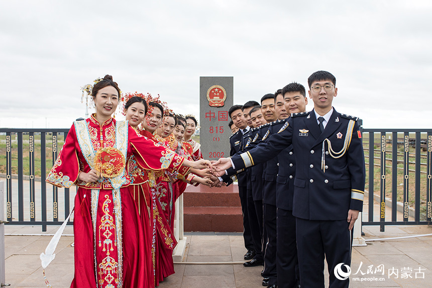 新人在日夜守護的界碑前許下愛的諾言。郭鵬杰攝