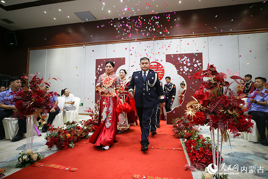 8對(duì)新人手牽紅綢步入婚禮殿堂。郭鵬杰攝