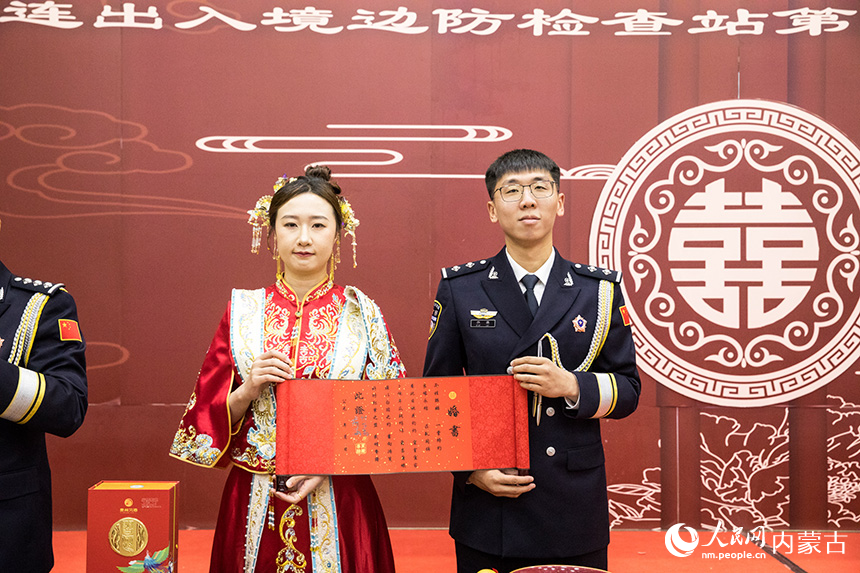 新人們向觀眾展示婚書。郭鵬杰攝