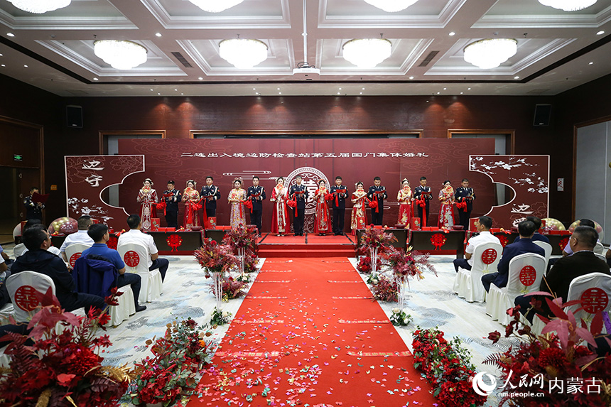 “愛在北疆-情定國門”集體婚禮現場，8對新人共同許下愛的諾言。郭鵬杰攝