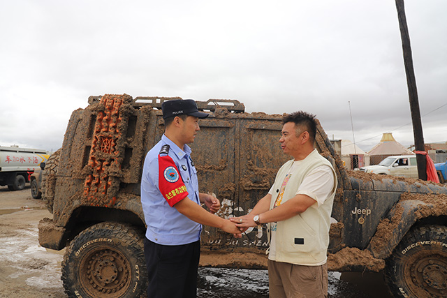 被困車主對民警表示感謝。