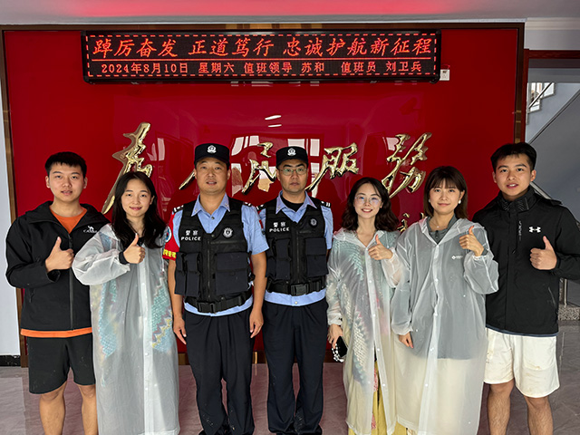 被困車輛人員對民警感謝。