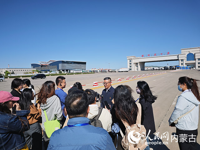 “邊疆黨旗紅”網(wǎng)絡(luò)主題宣傳采訪活動開展,滿洲里口岸采訪現(xiàn)場。人民網(wǎng)記者劉藝琳攝