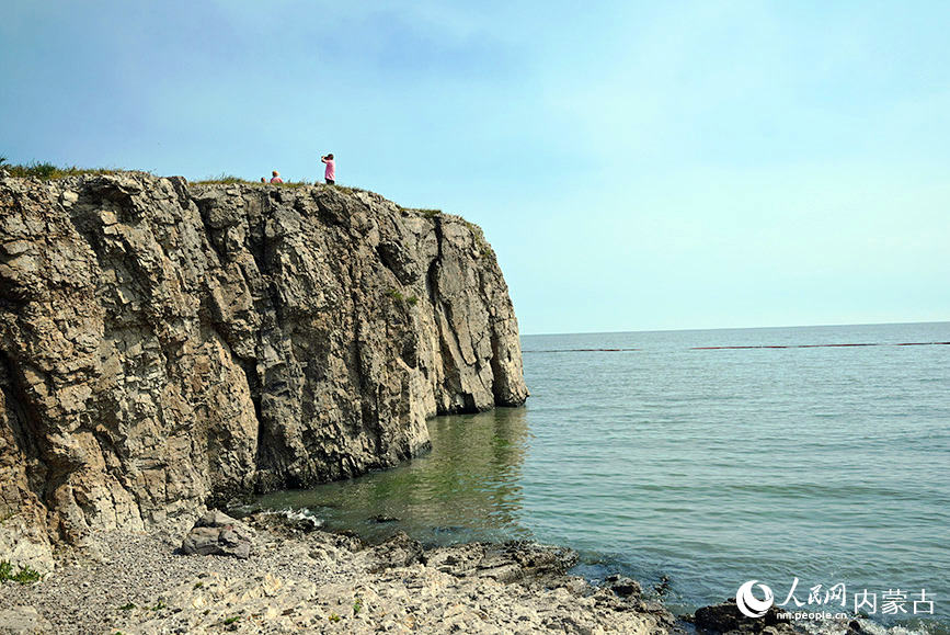 呼倫湖西岸石崖。人民網(wǎng)記者 劉藝琳攝
