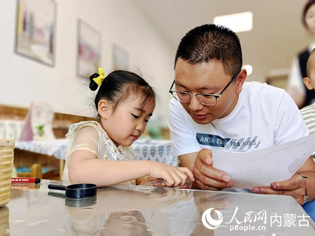 曹旭正在觀察、傾聽幼兒。人民網(wǎng)記者 寇雅楠攝