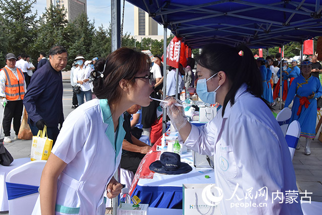 為市民群眾免費(fèi)進(jìn)行醫(yī)療體檢。實(shí)習(xí)生 盧庚彥攝